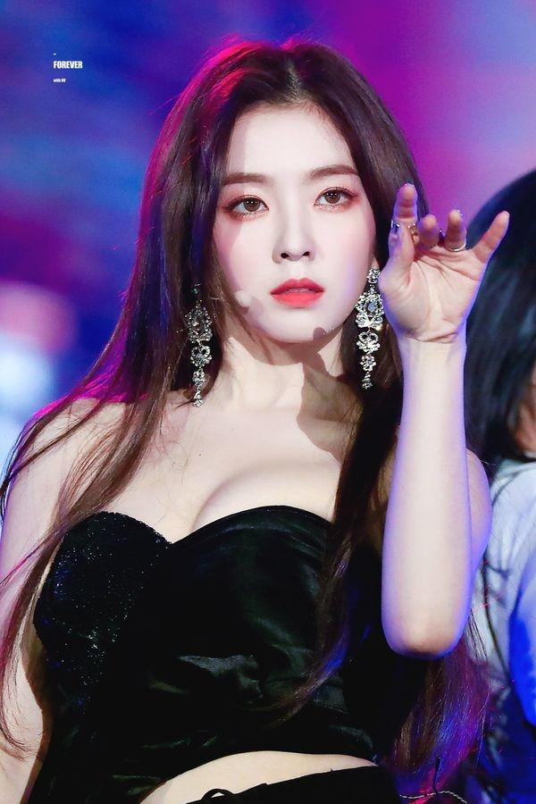 Irene chính xác là hiện thân của cụm từ “visual siêu thực” bởi mỗi khung hình chị cả Red Velvet xuất hiện, khán giả lại được dịp mê mẩn bởi nhan sắc xuất chúng.