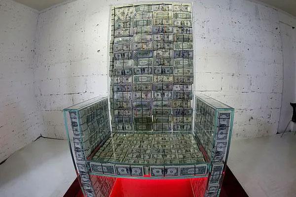 Tỷ phú Nga dùng 1 triệu USD tiền mặt đóng thành ghế ngồi-1
