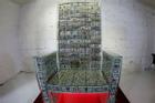 Tỷ phú Nga dùng 1 triệu USD tiền mặt đóng thành ghế ngồi