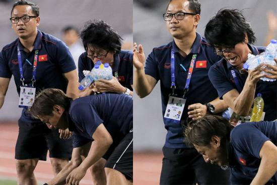 Cảm động hình ảnh Ban huấn luyện tay xách nách mang tiếp nước cho U22 Việt Nam trận gặp Indonesia