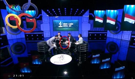 Giải mã hành động BTV Quốc Khánh đá xoáy thủ môn Bùi Tiến Dũng trên sóng trực tiếp-2