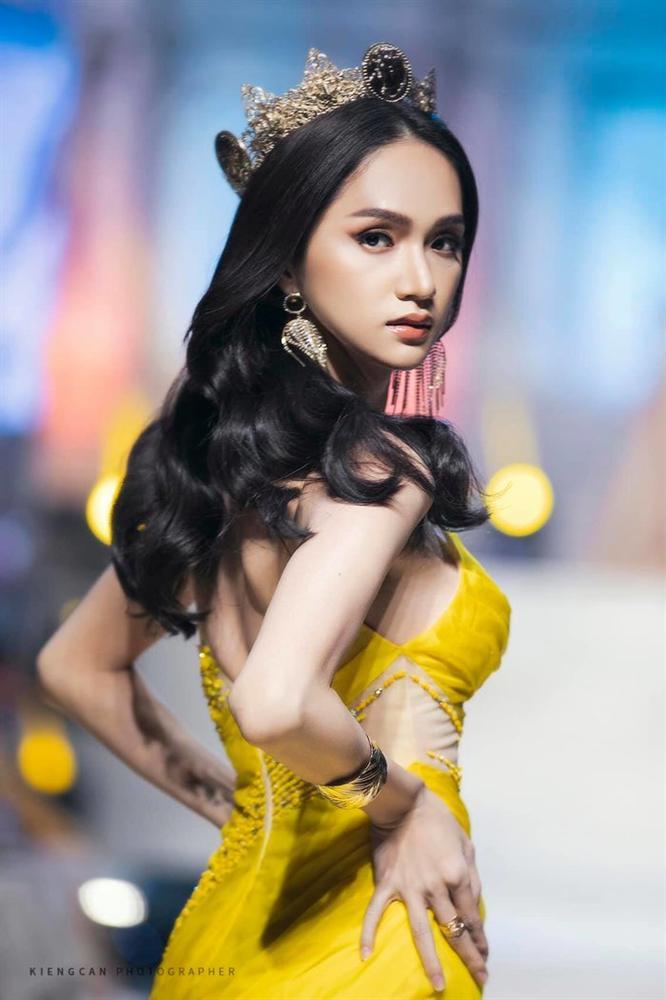 Thúy Vân thêu tên mẹ - Hương Giang - Beyoncé lên váy dạ hội thi Bán kết Miss Universe Vietnam 2019-2