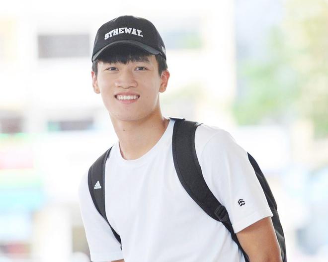 Hoàng Đức chuộng mặc áo thun có họa tiết đơn giản-2