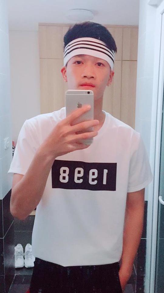 Hoàng Đức chuộng mặc áo thun có họa tiết đơn giản-3