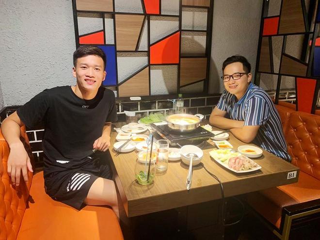 Hoàng Đức chuộng mặc áo thun có họa tiết đơn giản-7