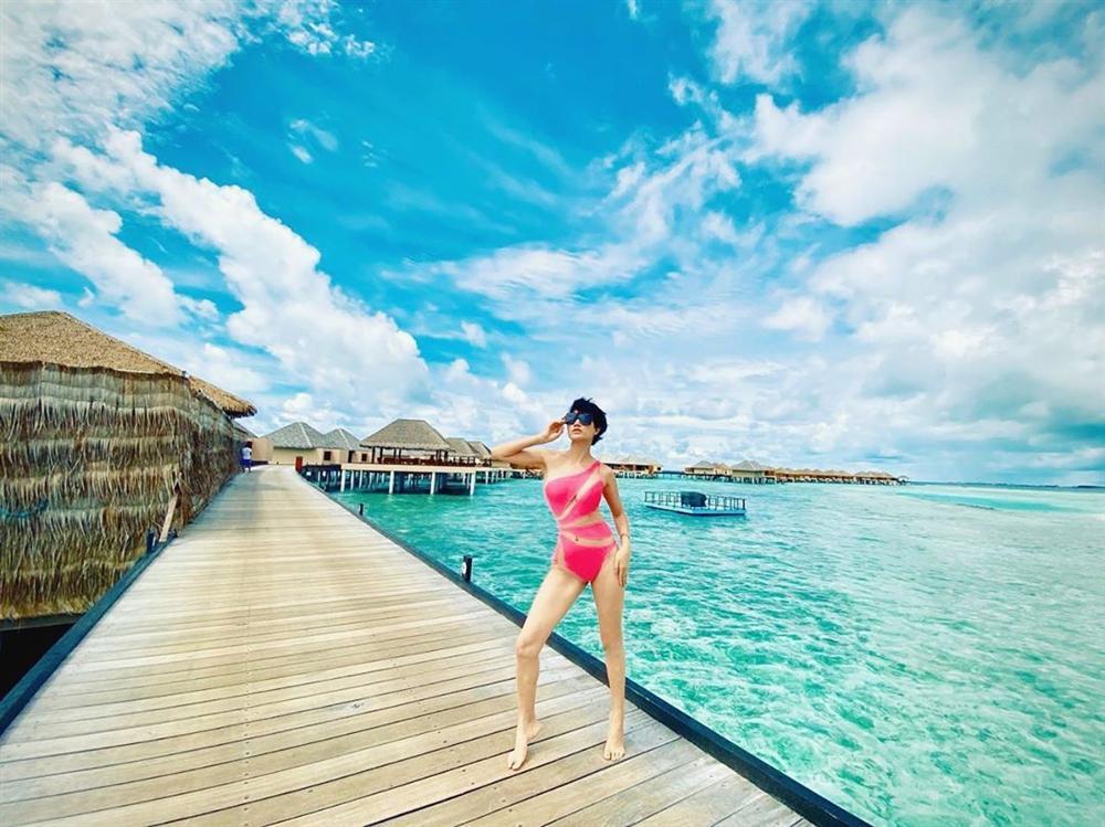 Trang Trần đi du lịch mà khuân cả bộ sưu tập đồ bơi để chụp ảnh bikini siêu sexy-4