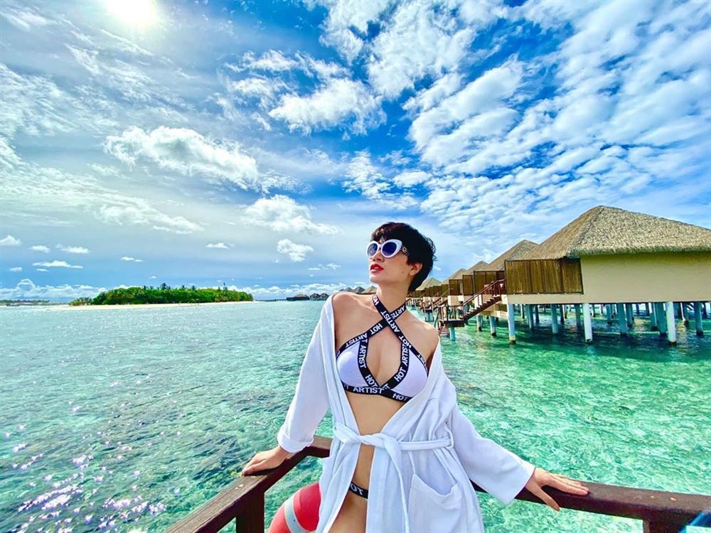 Trang Trần đi du lịch mà khuân cả bộ sưu tập đồ bơi để chụp ảnh bikini siêu sexy-5