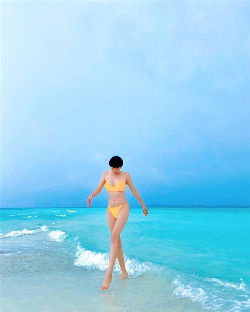 Trang Trần đi du lịch mà khuân cả bộ sưu tập đồ bơi để chụp ảnh bikini siêu sexy-2
