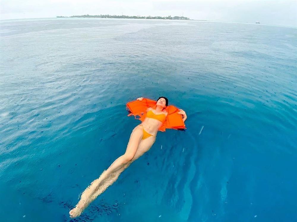 Trang Trần đi du lịch mà khuân cả bộ sưu tập đồ bơi để chụp ảnh bikini siêu sexy-3