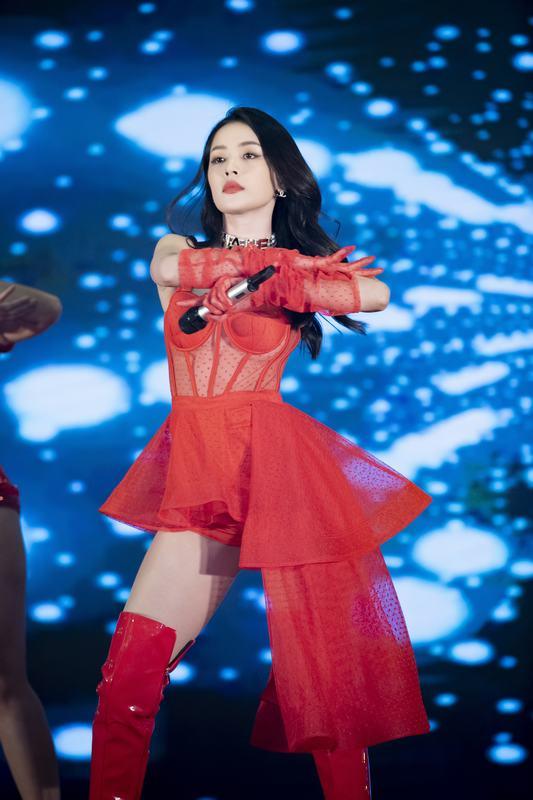 Phá hit của Chi Pu làm cả hai ăn ngập đá tảng, Ngọc Trinh xin lỗi và tuyên bố: Sân bay mới là sàn diễn-1