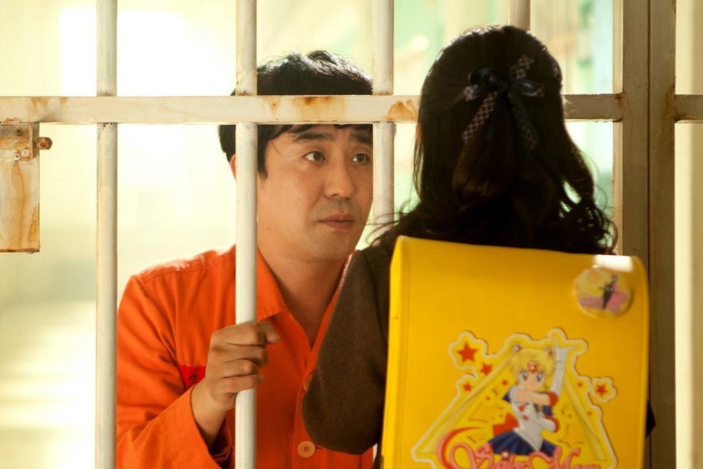 Miracle in Cell No. 7 (Điều kỳ diệu ở phòng giam số 7, 2013): Đầu năm 2013, hơn 12,8 triệu lượt khán giả Hàn Quốc đã ra rạp để theo dõi bộ phim về một ông bố nghễnh ngãng phải chịu án oan và có nguy cơ bị tử hình. Sau đó, cô con gái bé bỏng của ông được lén đưa vào trại giam và câu chuyện khiến số đông khán giả phải rơi nước mắt khi đi tới hồi kết. Miracle in Cell No. 7 thực sự cảm động và đã chạm đến trái tim của nhiều người xem.