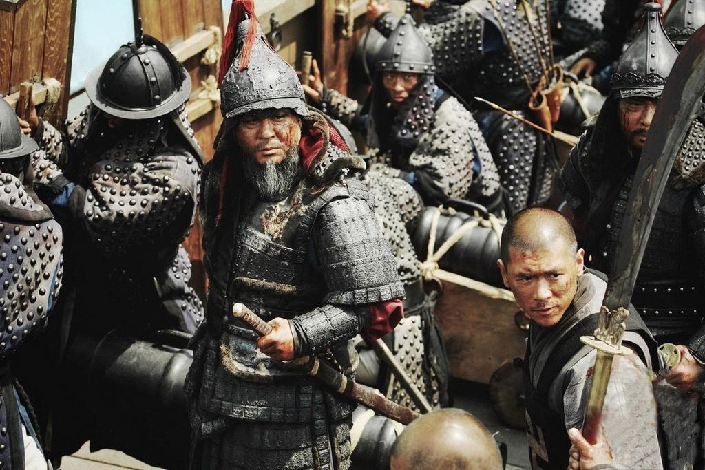 Roaring Currents (Đại thủy chiến, 2014): Sau 5 năm, Roaring Currents hiện vẫn là tác phẩm điện ảnh ăn khách nhất mọi thời đại tại thị trường Hàn Quốc với 17,61 triệu lượt khán giả, tức trung bình cứ 5 người Hàn thì đã có 2 người theo dõi bộ phim. Dựa trên những sự kiện có thật, phim kể lại trận thủy chiến Myeongnyang năm 1597. Tại đó, tướng Yi Sun Sin (Choi Min Sik) đã chỉ huy 12 chiếc thuyền ít ỏi còn lại và đánh bại hạm đội 333 chiến thuyền của Nhật Bản.