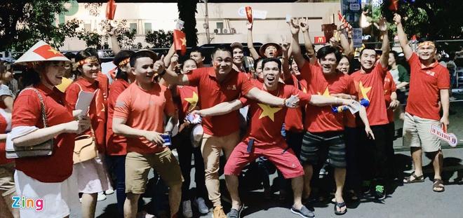 Nghệ sĩ Việt động viên thủ môn Bùi Tiến Dũng-2