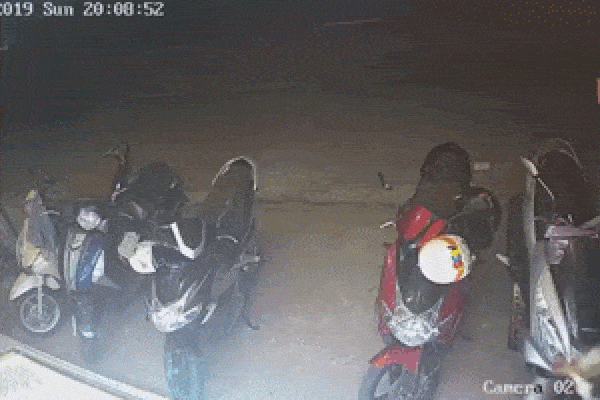 Clip: Toàn cảnh trộm dùng búa đập tủ kính cướp vàng khi chủ tiệm đang mải xem trận U22 Việt Nam với Indonesia