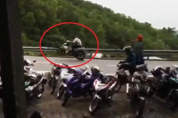 Rảnh rỗi sinh nông nổi: Thiếu niên dựng xe trước trụ sở CSGT rú ga, nẹt pô inh ỏi-1