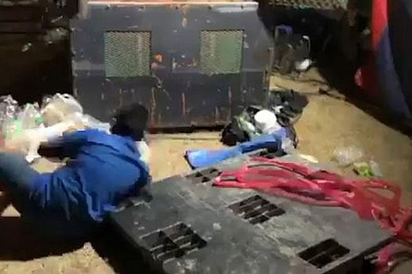 Hồ nước thánh hút khách đến tắm ở đền thiêng Indonesia-1