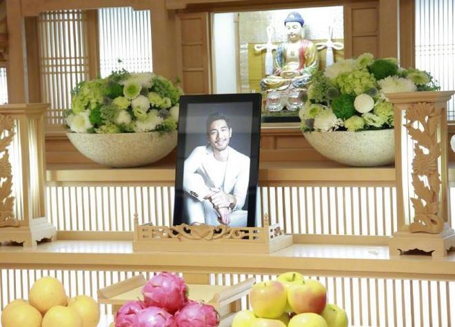 Bạn gái khóc ngất khi mặc quần áo Cao Dĩ Tường tại lễ tang-2