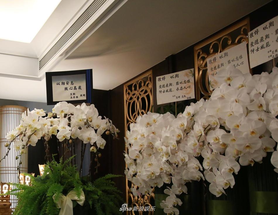 Khung cảnh tang thương ngập tràn hoa trắng trong tang lễ Cao Dĩ Tường-10