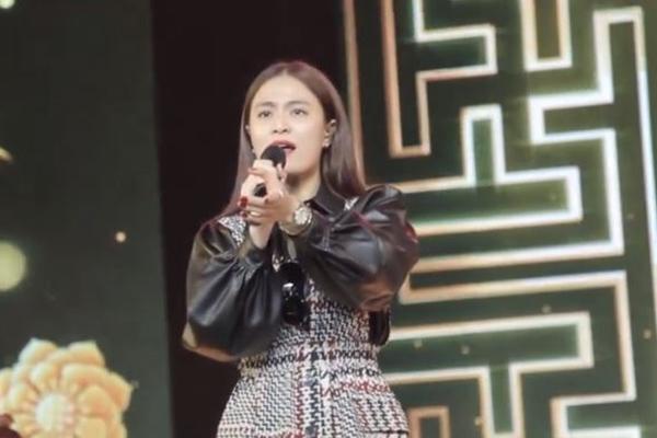 Hoàng Thùy Linh hát Bánh trôi nước ở bán kết Hoa hậu Hoàn vũ-1