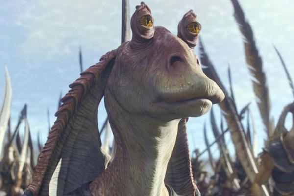 Jar Jar Binks trong Star Wars: Bắt tay vào thực hiện bộ ba phim tiền truyện cho Chiến tranh giữa các vì sao hồi cuối thế kỷ XXI, đạo diễn George Lucas quyết định tận dụng tối đa kỹ xảo điện ảnh, thay vì sử dụng công nghệ truyền thống năm xưa. Một trong những thành phẩm đáng nhớ là Jar Jar Binks - nhân vật đầu tiên hoàn toàn được tạo ra nhờ CGI. Tuy nhiên, Jar Jar Binks đến nay gây chia rẽ trong cộng đồng fan Star Wars. Không ít người cho rằng sinh vật tỏ ra vô duyên và thừa thãi đối với cốt truyện.
