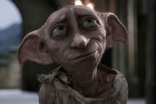 Dobby trong Harry Potter: Gia tinh Dobby là gương mặt quan trọng ở phần 2 - The Chamber of Secrets (Phòng chứa bí mật) - của loạt Harry Potter. Warner Bros. đã rất sáng suốt khi sử dụng hoàn toàn kỹ xảo để tạo ra nhân vật, thay vì hóa trang cho một diễn viên nào đó. Dobby trong loạt Harry Potter luôn chân thực, sinh động, và điều đó khiến cho cái chết của chú càng thêm cảm động.