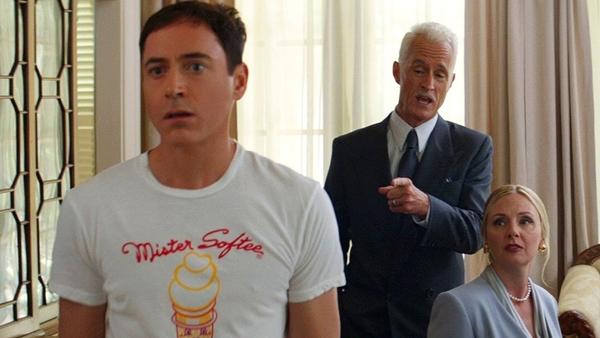 Tony Stark trong Vũ trụ Điện ảnh Marvel: Hàng loạt màn biến hóa khôn lường của các bộ giáp Người Sắt khiến nhân vật siêu anh hùng Iron Man vô cùng được yêu mến. Không dừng lại tại đó, ở tập Captain America: Civil War, khán giả còn được gặp gỡ Tony Stark lúc trẻ tuổi. Công nghệ kỹ xảo đã đưa Robert Downey Jr. trở về tuổi thanh xuân, và trông tài tử hệt như thời thập niên 1990. Báo chí quốc tế dự đoán việc “trả lại tuổi trẻ” cho các diễn viên sẽ là điều thường xuyên xảy ra trong tương lai.