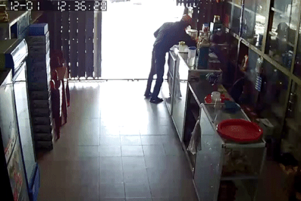 Vợ chồng chủ tiệm vàng ở Bình Định bị cướp đánh trọng thương khi đang xem bóng đá-5