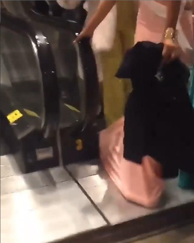 Thí sinh Miss Universe 2019 bị kẹt váy trong thang máy cuốn chỉ vì mặc đầm đuôi cá quá điệu-4