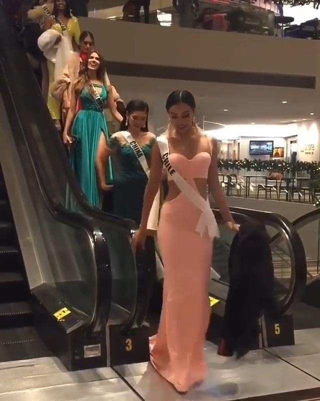Thí sinh Miss Universe 2019 bị kẹt váy trong thang máy cuốn chỉ vì mặc đầm đuôi cá quá điệu-1
