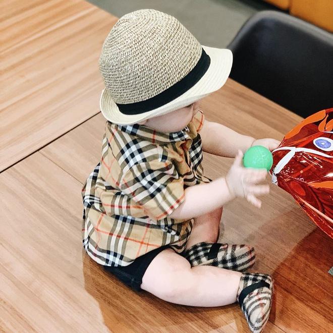 Á hậu Tú Anh đăng ảnh con trai-2