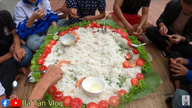 Làm món cơm hải sản, bà Tân Vlog lại làm người xem tò mò khi hấp tôm, cua, mực theo cách có 1 - 0 - 2-11