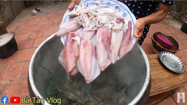 Làm món cơm hải sản, bà Tân Vlog lại làm người xem tò mò khi hấp tôm, cua, mực theo cách có 1 - 0 - 2-6