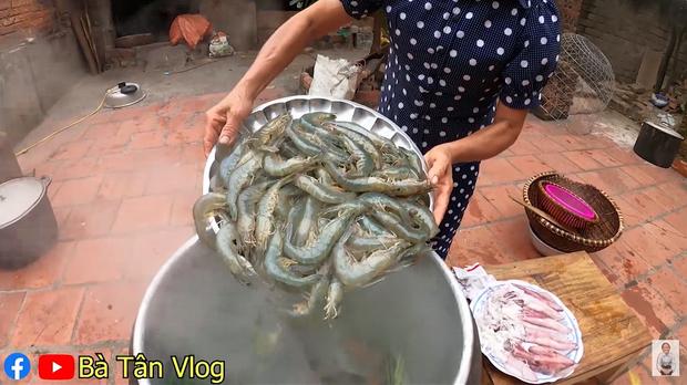Làm món cơm hải sản, bà Tân Vlog lại làm người xem tò mò khi hấp tôm, cua, mực theo cách có 1 - 0 - 2-5