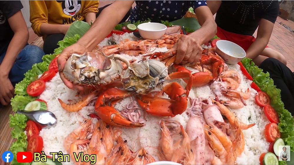 Làm món cơm hải sản, bà Tân Vlog lại làm người xem tò mò khi hấp tôm, cua, mực theo cách có 1 - 0 - 2-10