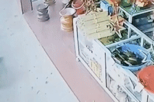 Clip: 2 thanh niên chạy xe máy không kiểm soát được tay lái, tông nát tủ kính cửa hàng ven đường