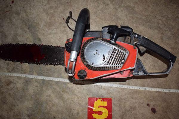 Tự dùng cưa máy cắt cổ-1