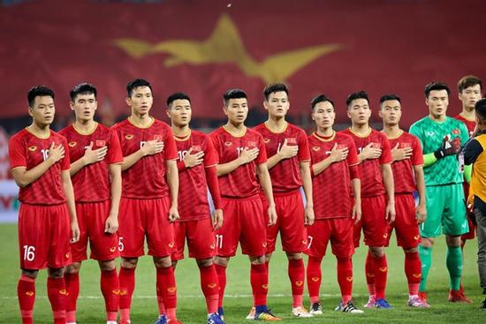 Trận đấu giữa U22 Việt Nam và Singapore vẫn diễn ra dù có mưa bão