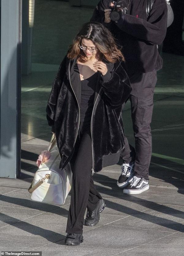 Selena Gomez tái xuất giản dị ở sân bay Heathrow, London ngày 2/12 vừa qua, sau khi gây xôn xao bởi màn trình diễn ca nhạc ở American Music Awards 2019.