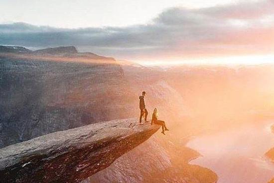 Bất chấp nguy hiểm check-in mỏm đá cách mặt đất 700m