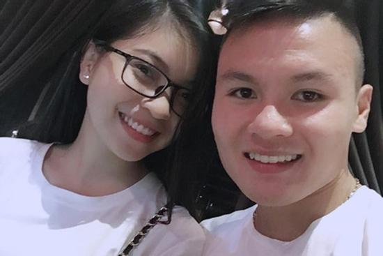 Quang Hải đăng status muốn có tình yêu giản dị, Nhật Lê lập tức đòi hẹn hò ngay người nào đó