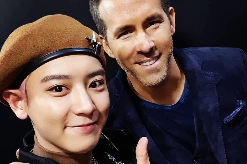 EXO Chanyeol đăng tải hình ảnh chụp cùng thần tượng Ryan Reynold lên Instagram cá nhân.