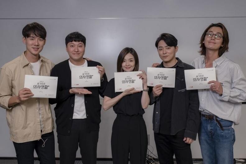 Yoo Yeon Seok, Jo Jung Suk tham gia đọc kịch bản cho drama mới “Doctor Playbook”. Bộ phim nói về câu chuyện hàng ngày của các bác sĩ và bệnh nhân trong một bệnh viện. Phim là sự kết hợp của bộ đôi đình đám đạo diễn Shin Won Ho và biên kịch Lee Woo Jung, những người đã làm lên thành công cho “Reply 1997”, “Reply 1994” và “Reply 1988