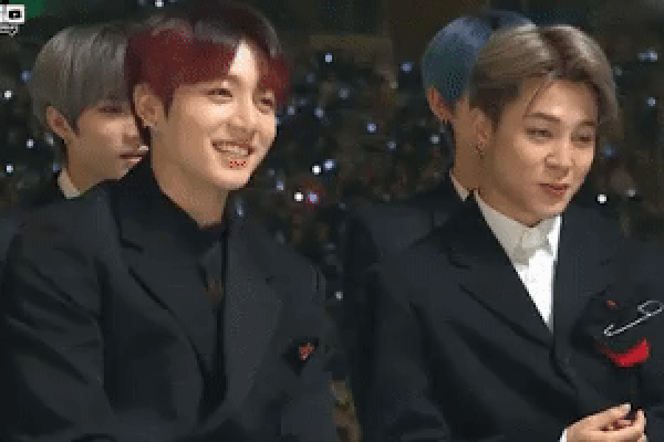 Hiếm hoi lắm mới thấy cả 7 nam thần BTS 'ngã vào bể tình' vì một 'bóng hồng' như thế này!