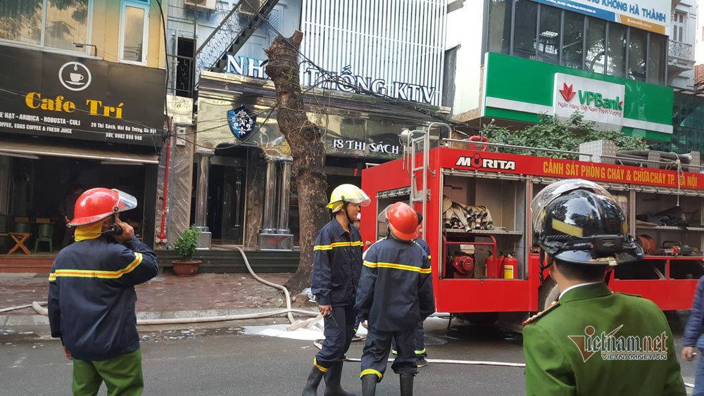 Cháy lớn quán karaoke sắp khai trương trên phố Thi Sách-3
