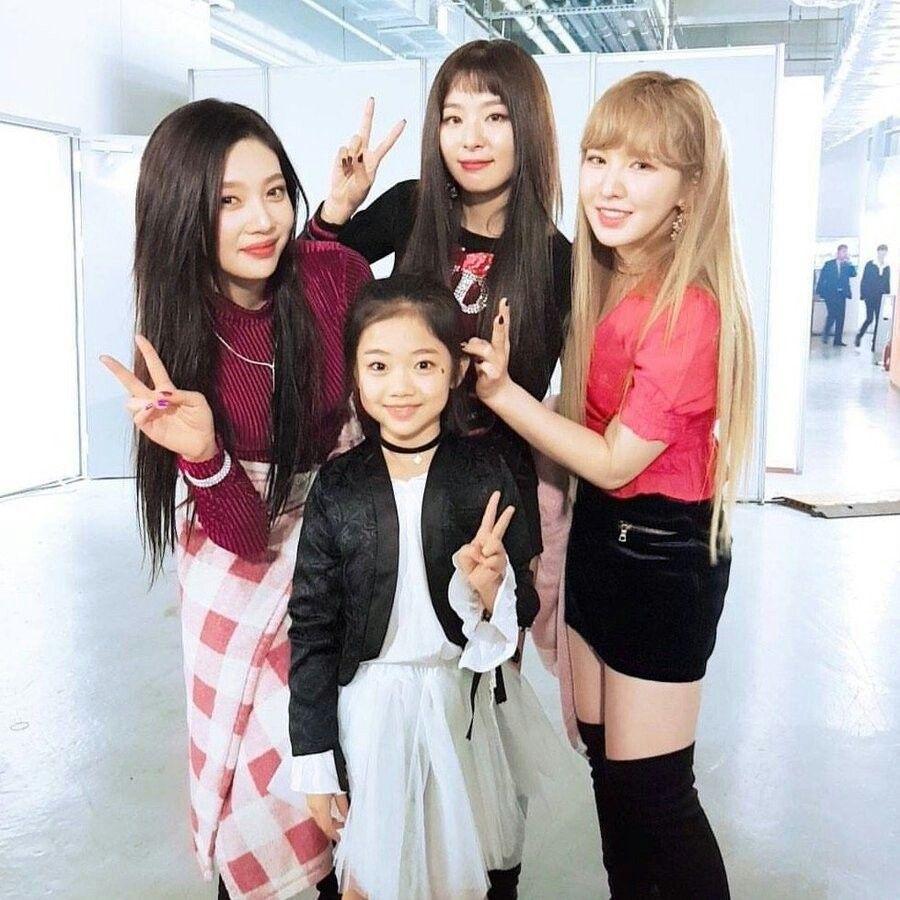 Hiếm hoi lắm mới thấy cả 7 nam thần BTS ngã vào bể tình vì một bóng hồng như thế này!-2