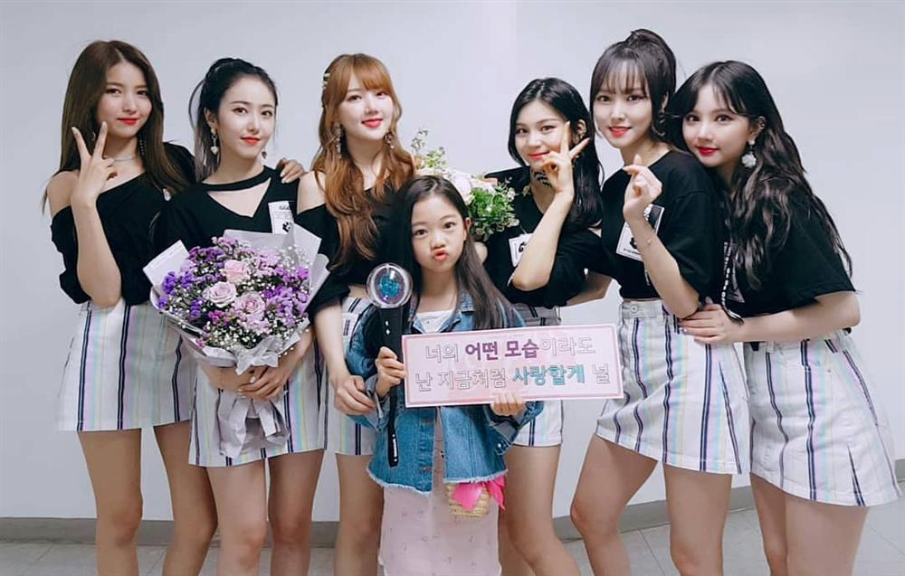 Hiếm hoi lắm mới thấy cả 7 nam thần BTS ngã vào bể tình vì một bóng hồng như thế này!-3