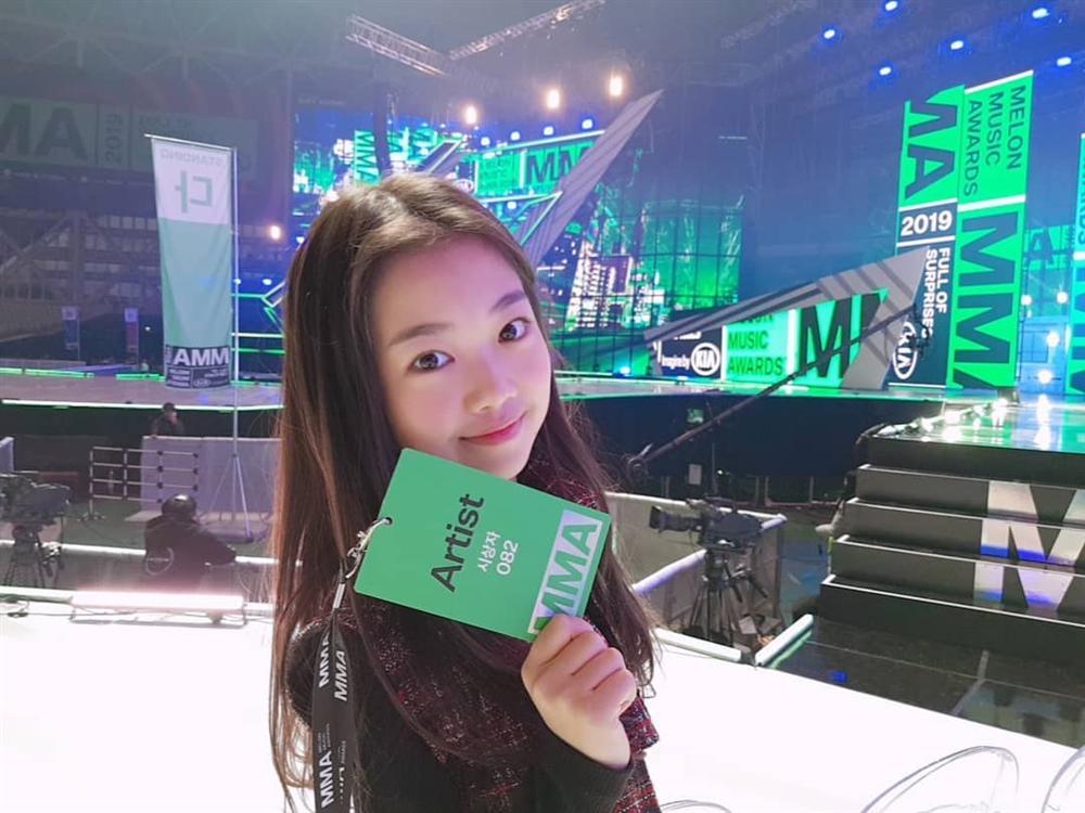 Hiếm hoi lắm mới thấy cả 7 nam thần BTS ngã vào bể tình vì một bóng hồng như thế này!-1