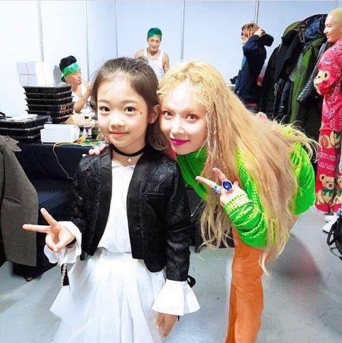 Hiếm hoi lắm mới thấy cả 7 nam thần BTS ngã vào bể tình vì một bóng hồng như thế này!-4