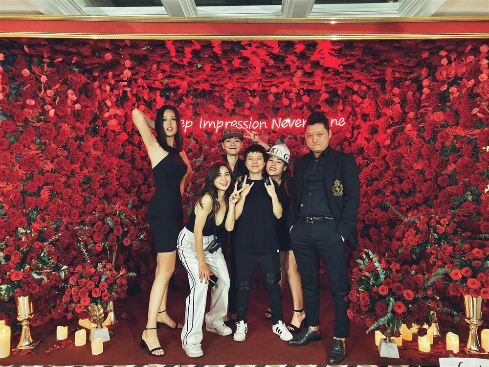 Mai Phương Thúy cao áp đảo 5 người nhưng dân mạng chỉ mải soi tạo dáng lạc quẻ-2