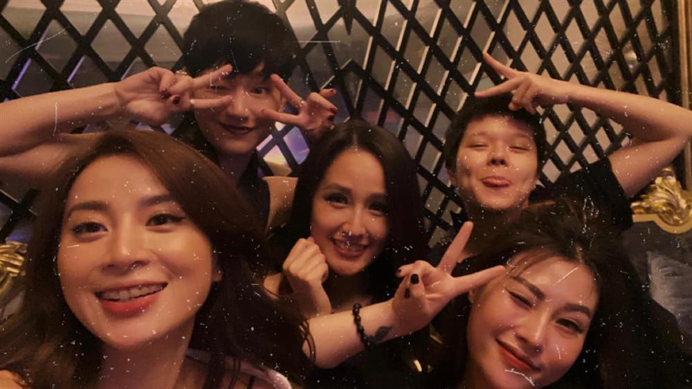 Mai Phương Thúy cao áp đảo 5 người nhưng dân mạng chỉ mải soi tạo dáng lạc quẻ-1